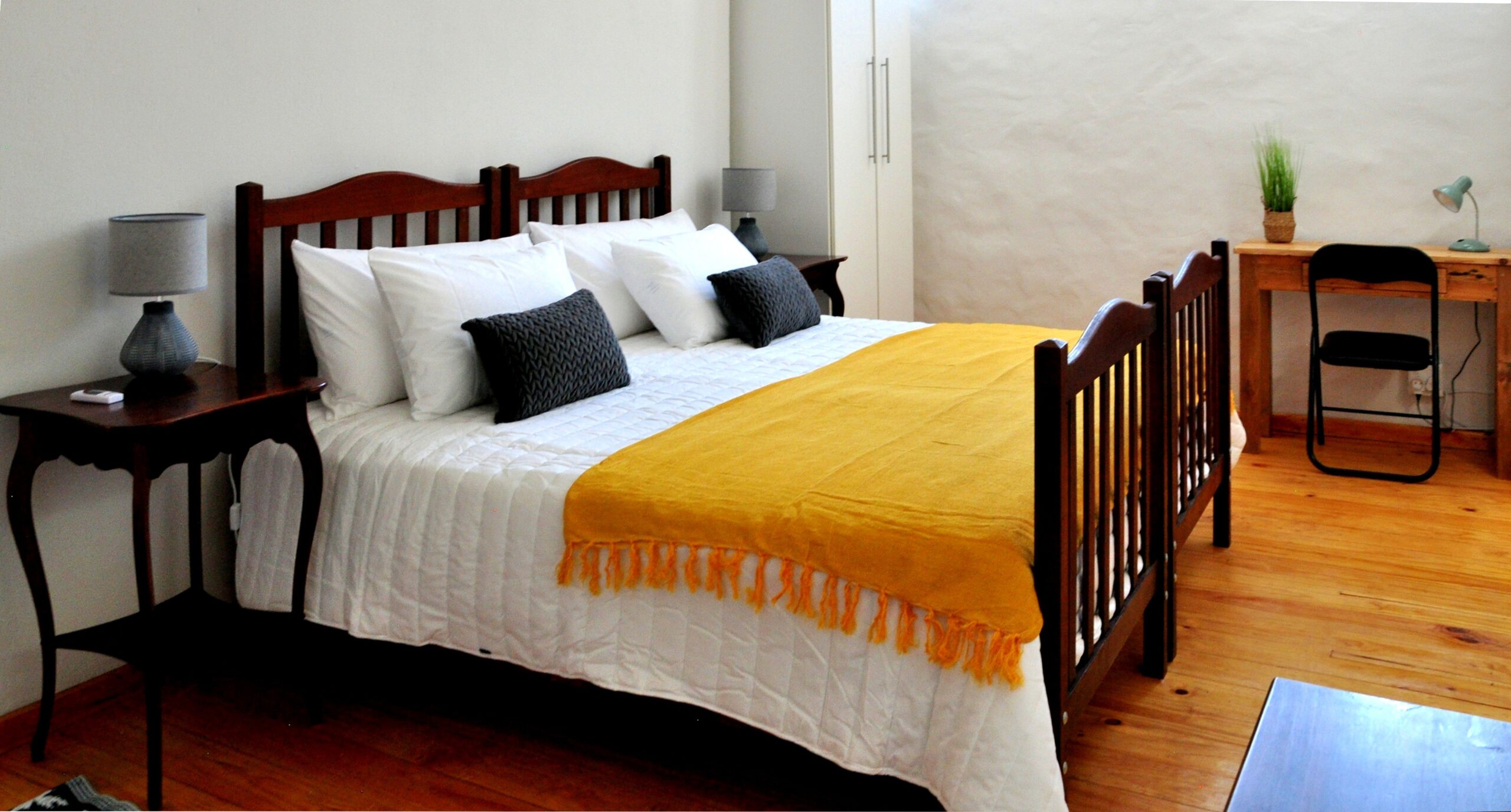 Second bedroom with twin beds